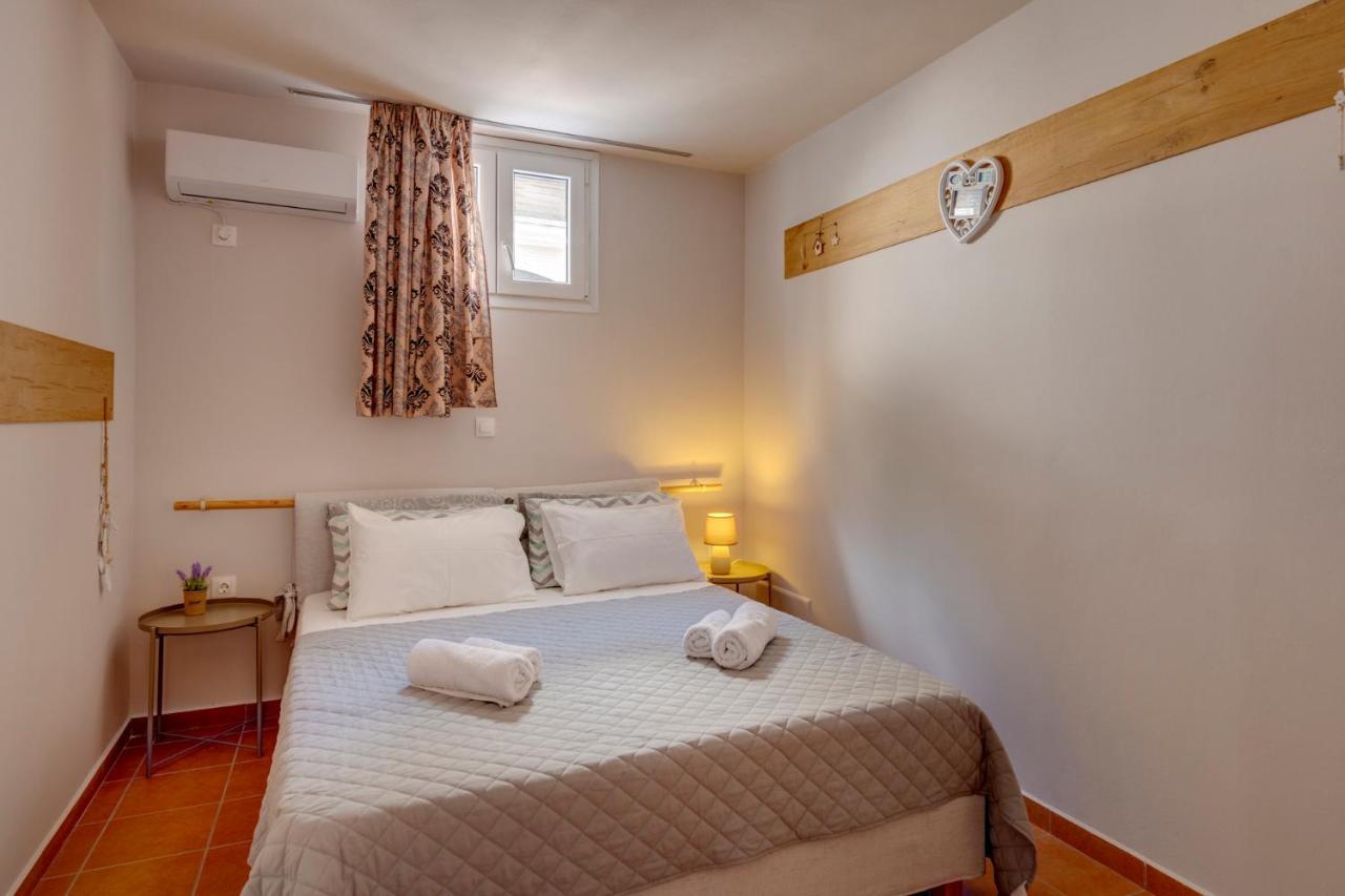 Fabbrica Bnb Vári Buitenkant foto
